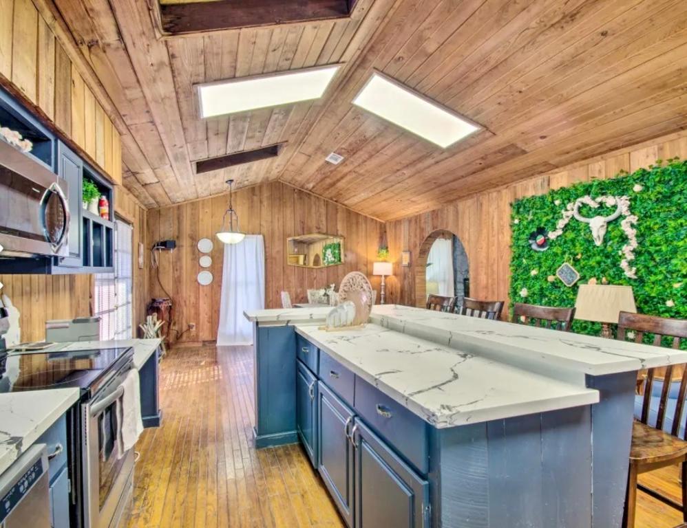 Cozy Cabin Oasis w/ Hot Tub /Putting Green